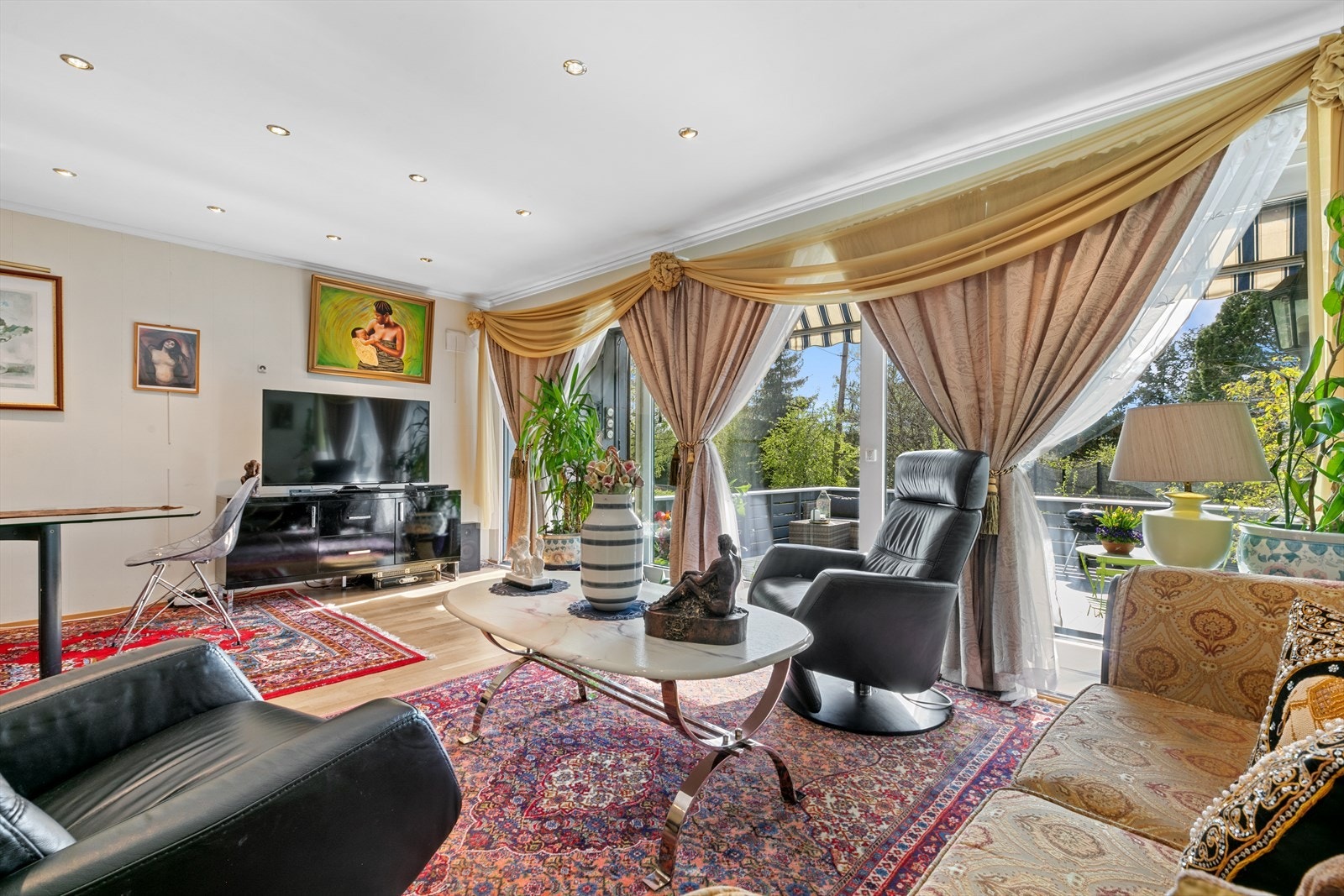 Fra stuen har du direkte adkomst til en solrik, vestvendt terrasse på ca. 35 m2. Galleribilde