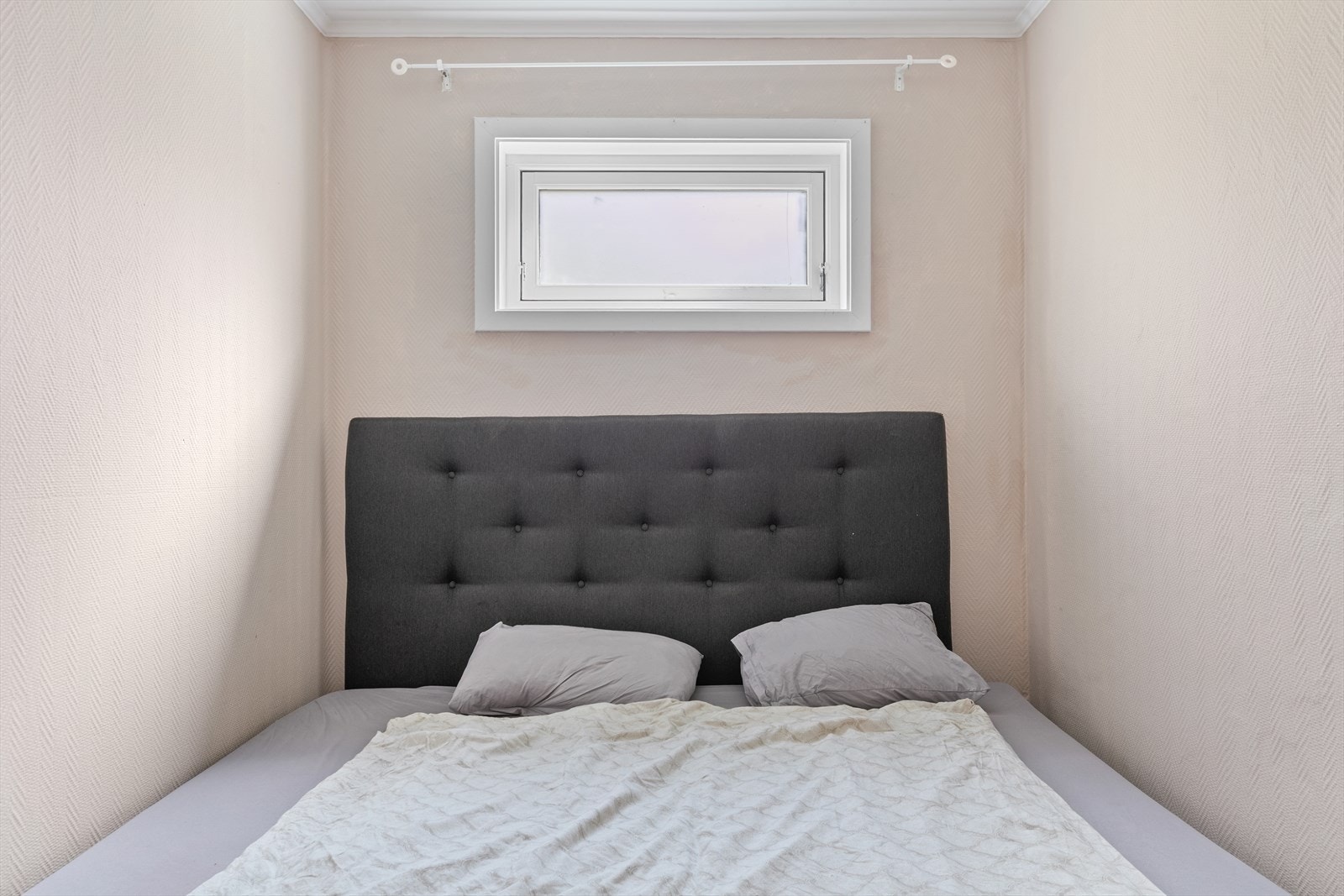 Soverommet i "hybeldelen" er lyst og luftig. Galleribilde