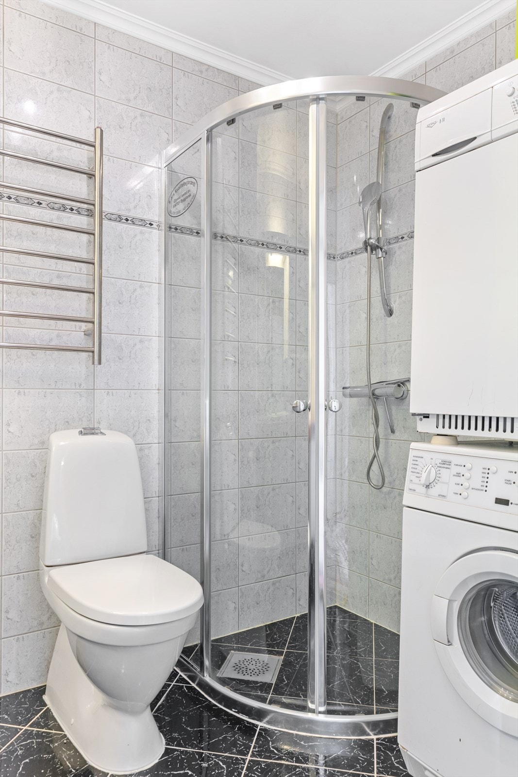 Det er montert opplegg for vaskemaskin. Galleribilde