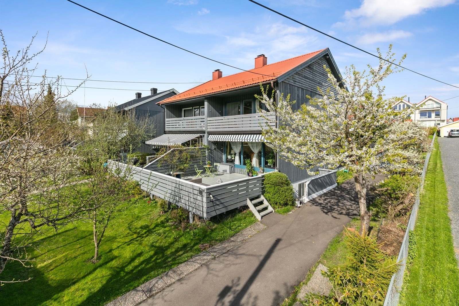 Her finner du en funksjonell familieperle over tre plan med praktisk planløsning! Galleribilde