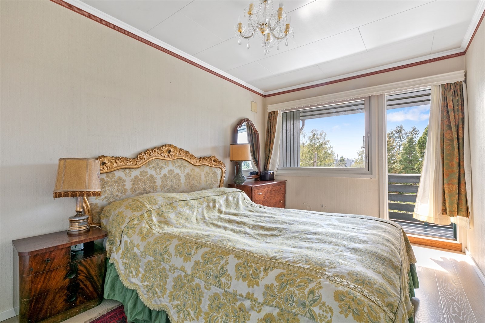 Hovedsoverommet er av god størrelse, med plass til dobbeltseng, nattbord, kommode og tilhørende møblement. Galleribilde