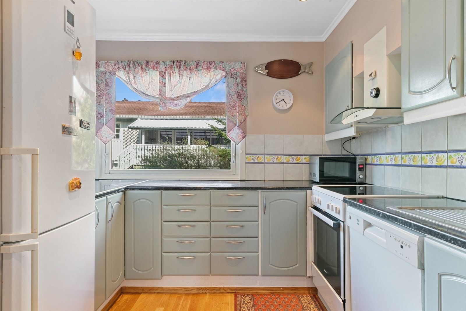 Boligen har et lyst og arbeidsvennlig kjøkken. Galleribilde