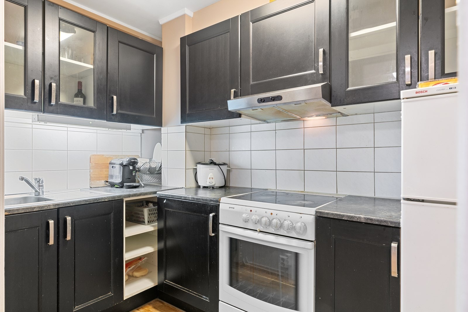 Kjøkkenet er av god størrelse, og har rikelig med skap- og benkeplass. Galleribilde