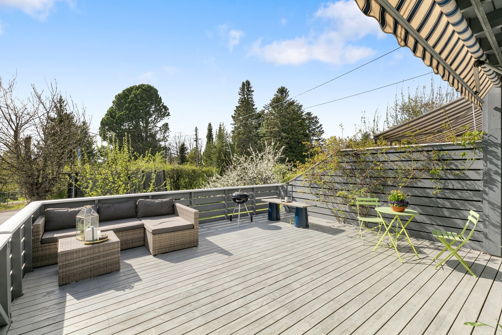 Her er det montert manuelt betjent markise, utelys og stikkontakt. Galleribilde