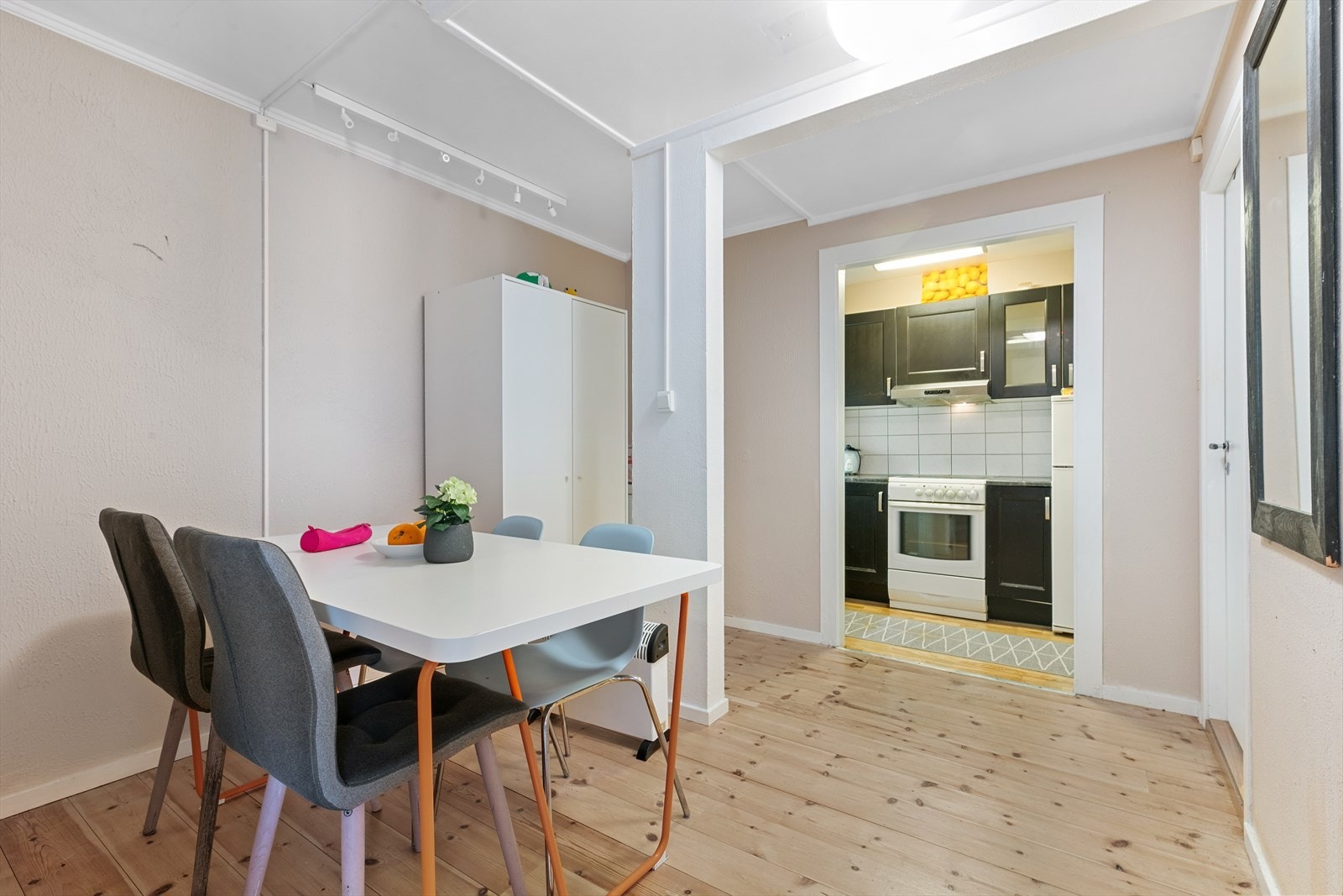 I stuen er det god plass til å innrede med sofa, bord og mediebenk. Galleribilde