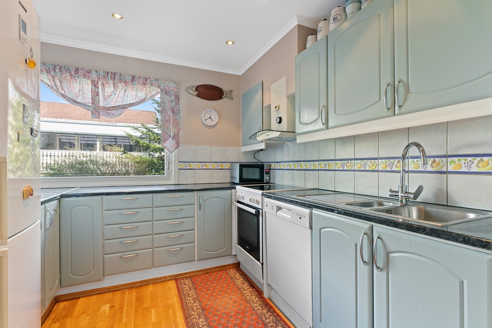 Kjøkkeninnredningen er utført med laminat benkeplate samt nedfelt kum av rustfritt stål. Ettgreps blandebatteri med avstengning til oppvaskmaskin. Flisfelt over benkeplate. Overskap/underskap med folierte/profilerte skapfronter. Galleribilde