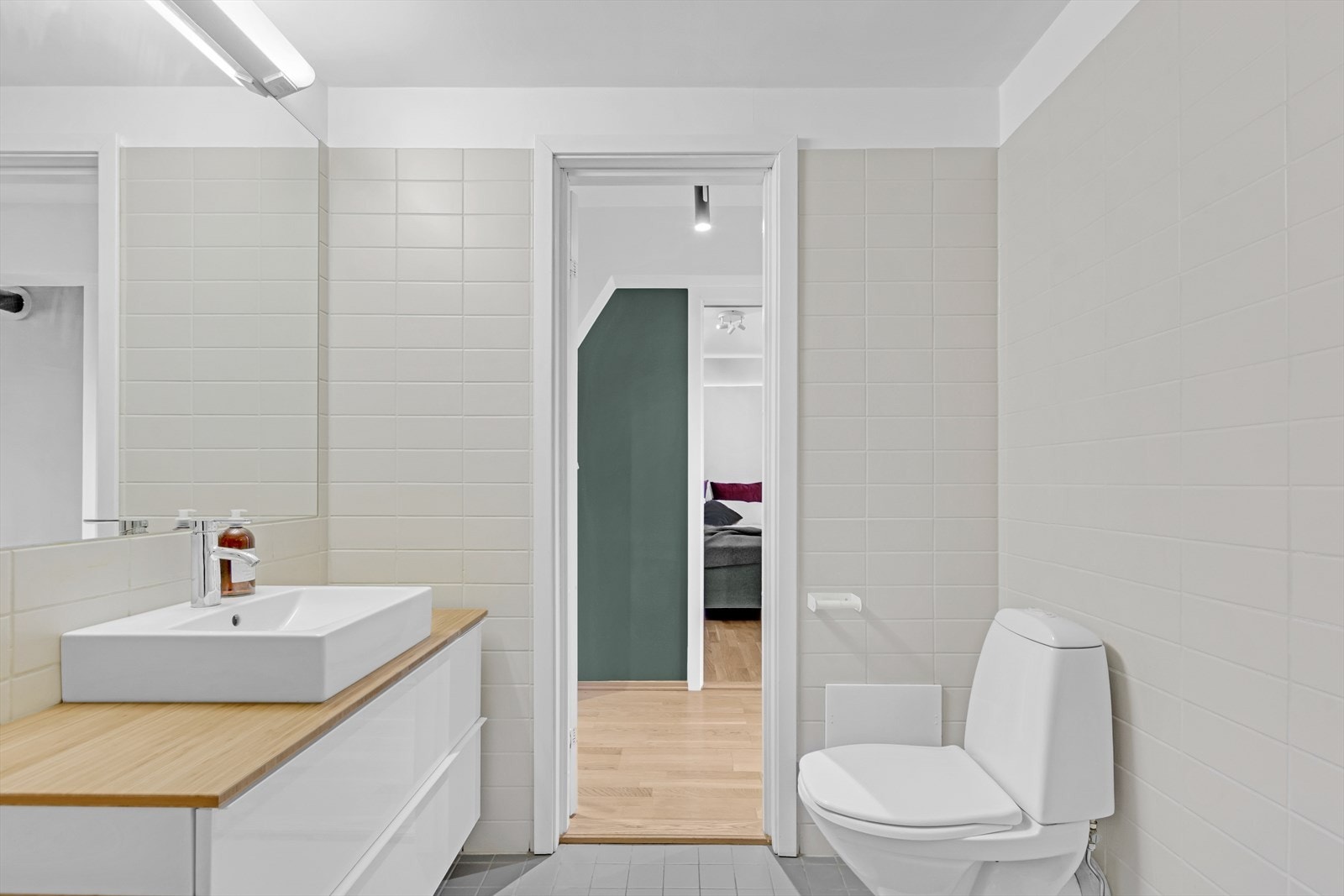 Baderom fra 2006. Flislagt gulv med varme og flislagte vegger, vegghengt servantskap i slett utførelse Galleribilde