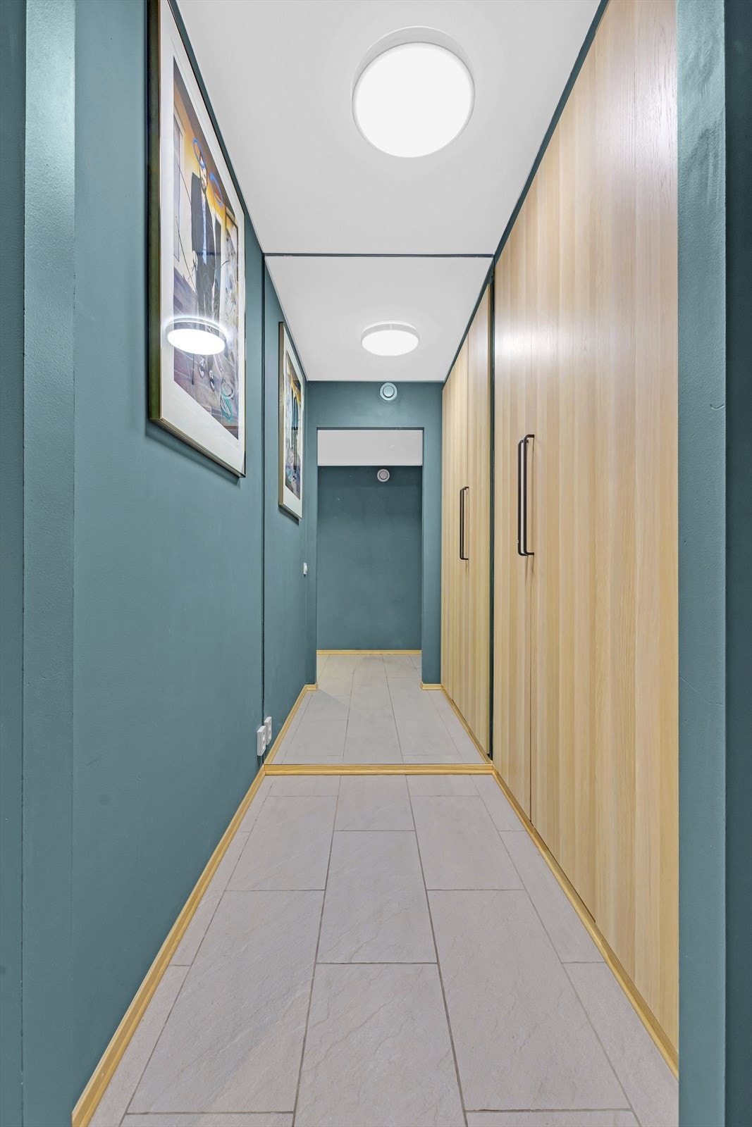 Det er god plass til oppbevaring av klær. Galleribilde