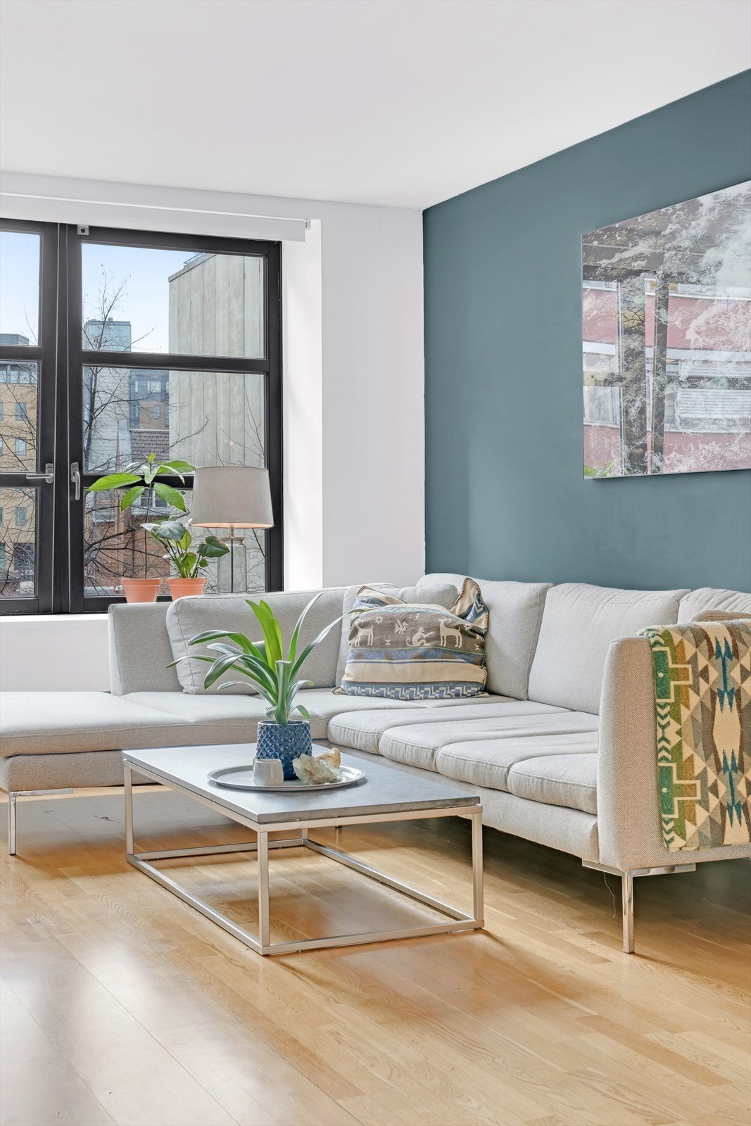 Stuen er malt i tidsriktige farger og er perfekt for hyggelige
sammenkomster Galleribilde