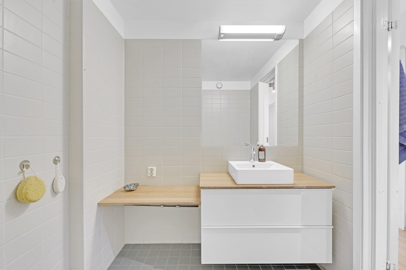 Dusjvegger, dusjarmatur, servantskap, servant og
armatur ble oppgradert i 2017 Galleribilde