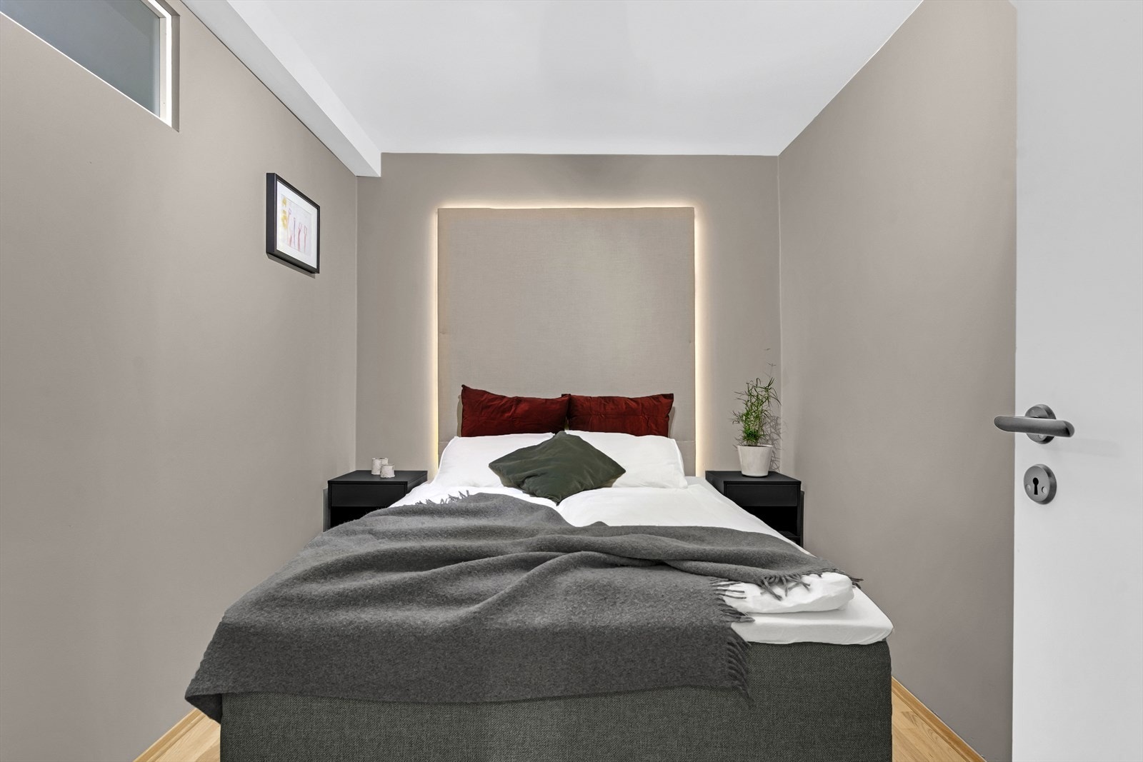 Sovealkove med plass til dobbeltseng og garderobeskap. Galleribilde