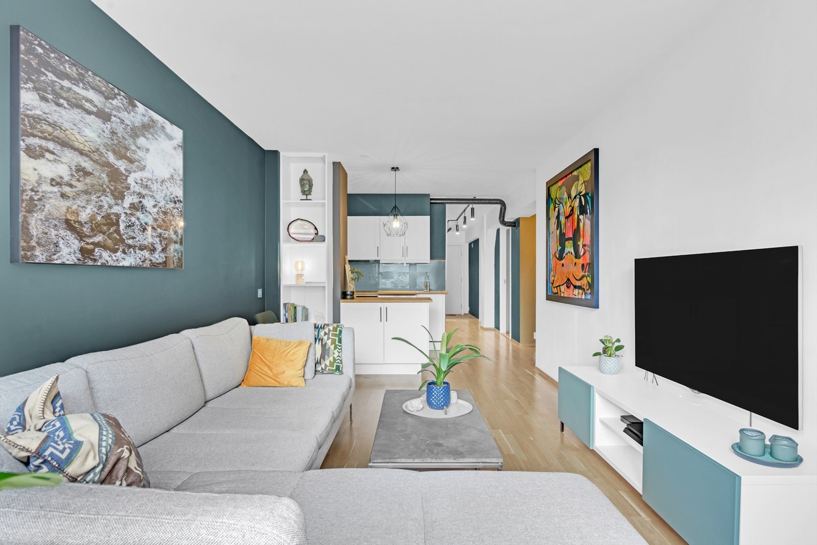 Åpen stue kjøkken
løsning med bardisk Galleribilde