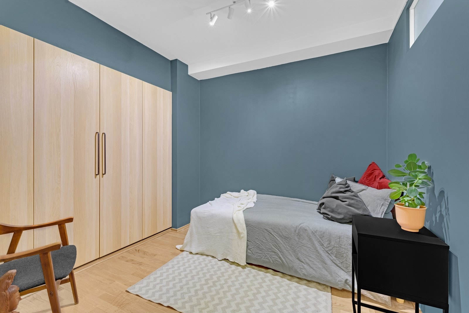 Sovealkove 2 med plassbygd garderobeskap. Det er også god plass til dobbeltseng Galleribilde