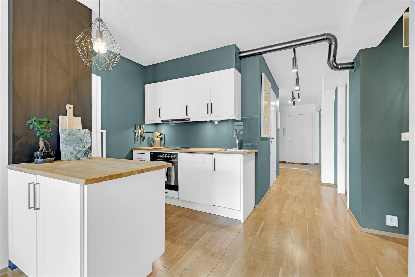 Leiligheten oppleves som lys og har gjennomgående gode fargevalg Galleribilde