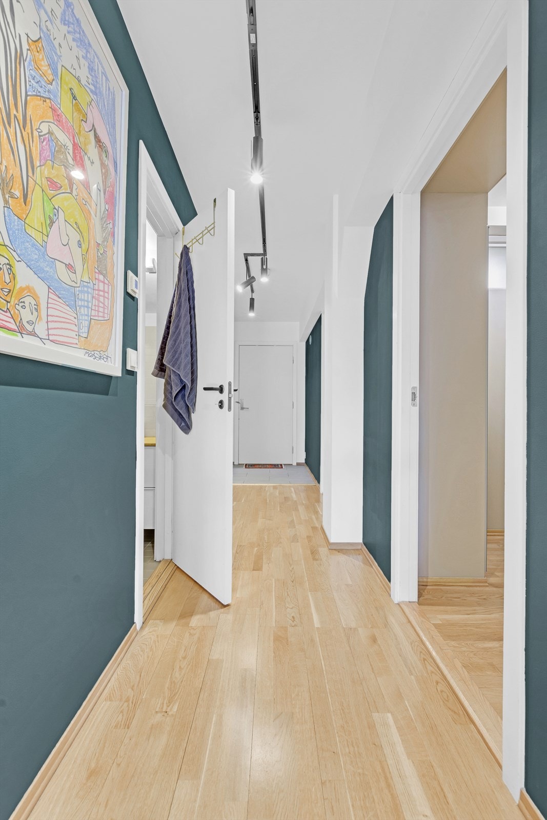 Leiligheten har en praktisk gang som tar deg til begge alkovene, badet, bod og stue/kjøkken. Galleribilde