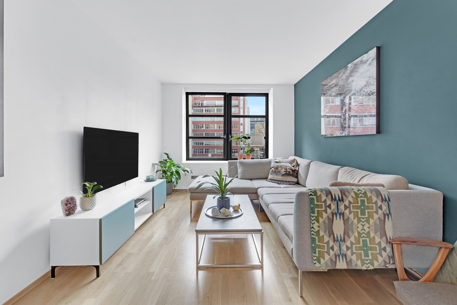 Stuen har god plass til sittegruppe og tilhørende møbler Galleribilde