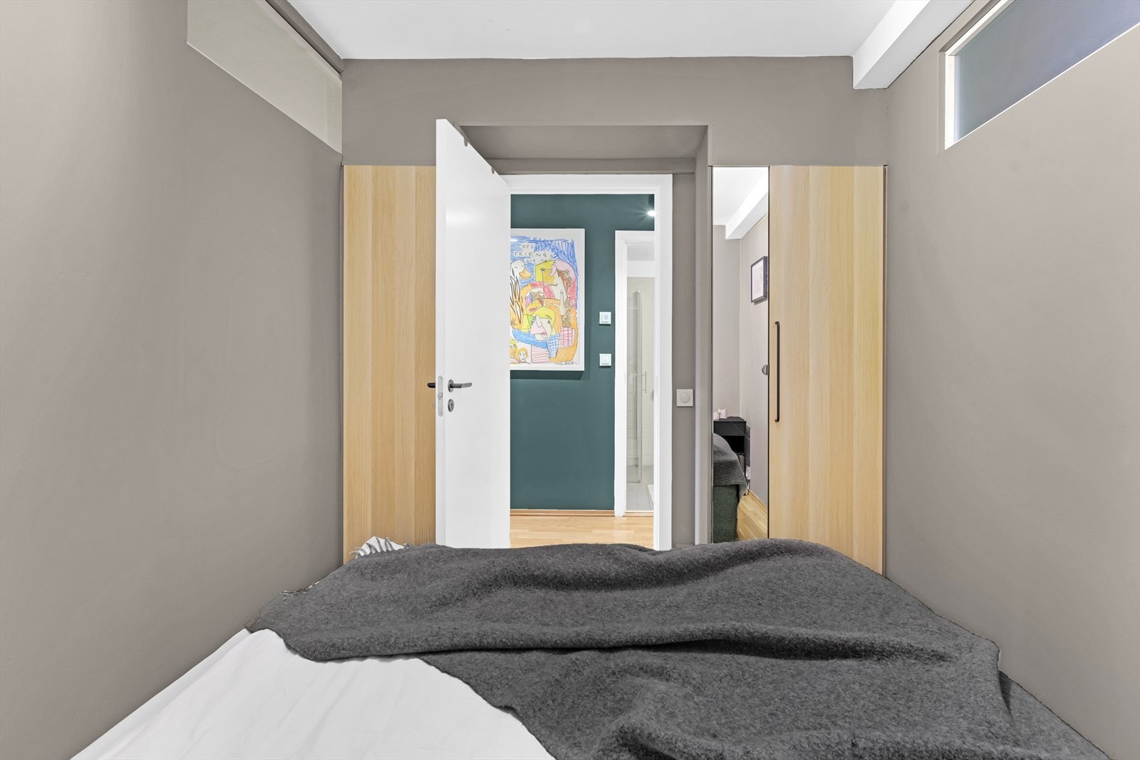 Det er plassbyggd garderobeskap med belysning i begge alkovene. Galleribilde