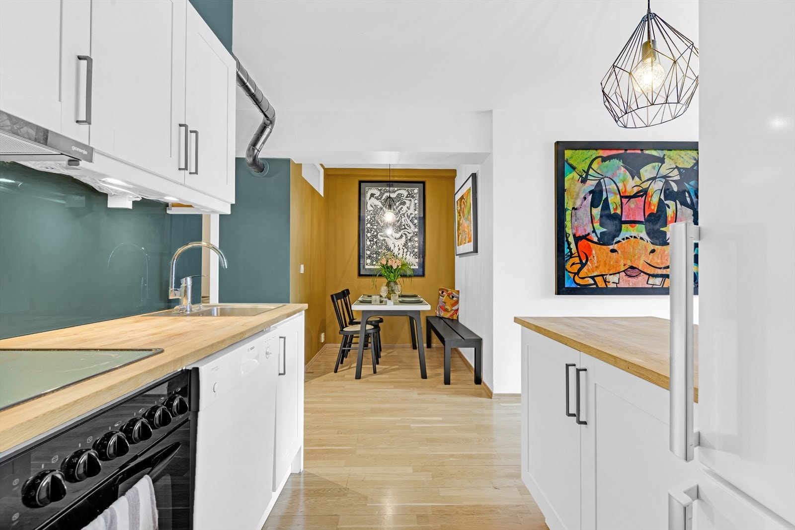 Kjøkkenet har rikelig med skapplass Galleribilde