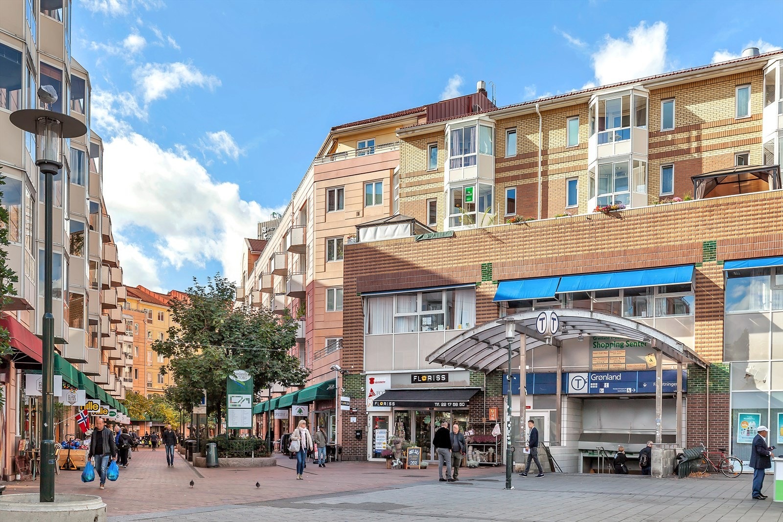 Grønland Torg ligger 7 minutters gange fra leiligheten. På Grønland Torg du har riklig med restaurant og butikker Galleribilde
