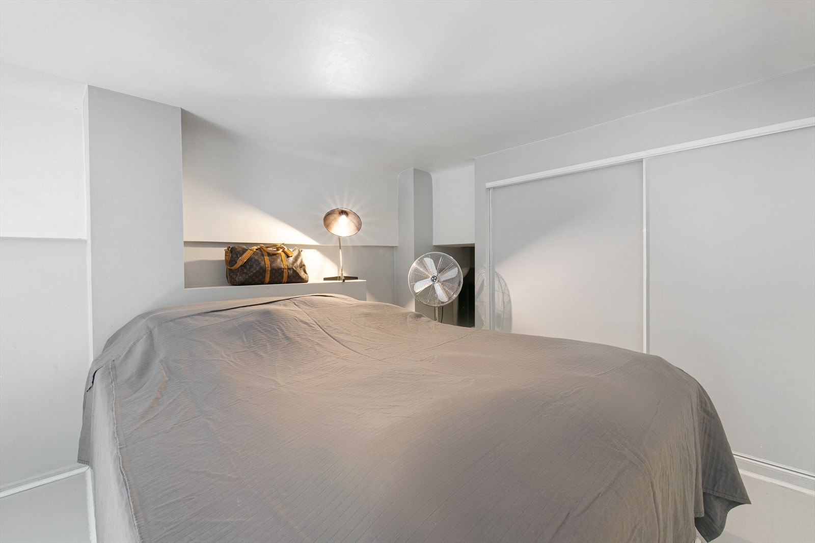 Det er satt opp skyvedørsgarderobe og i tillegg er det mye lagringsplass i åpning som strekker seg helt frem til inngangsdøren Galleribilde