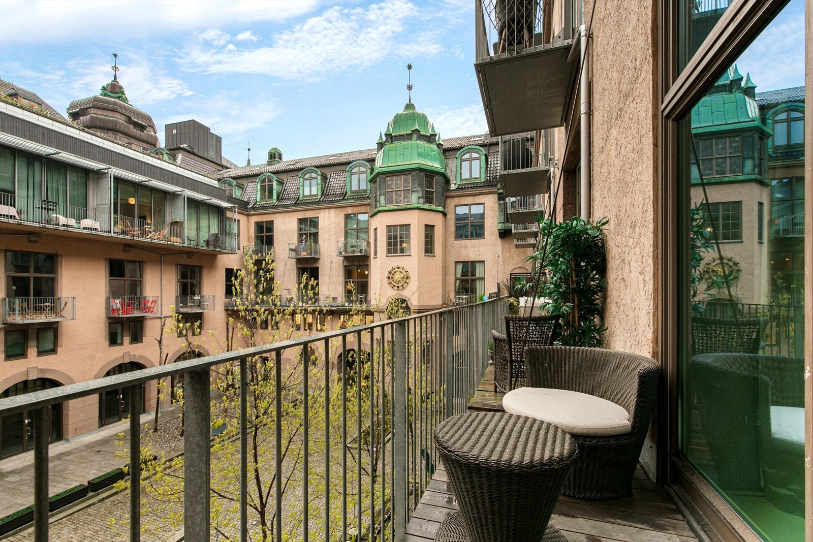 Balkong som vender ut mot flott gårdsrom, her kan du følge med på livet fra din egen utkikkspost Galleribilde