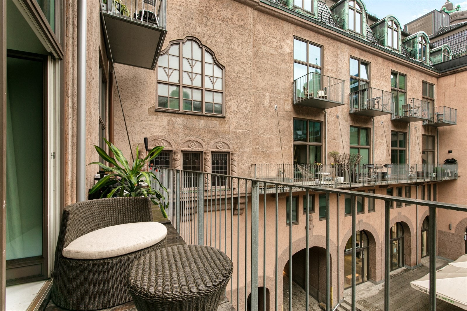 Balkong, med gode lysforhold, i forlengelse av stuen og med store glassdører Galleribilde