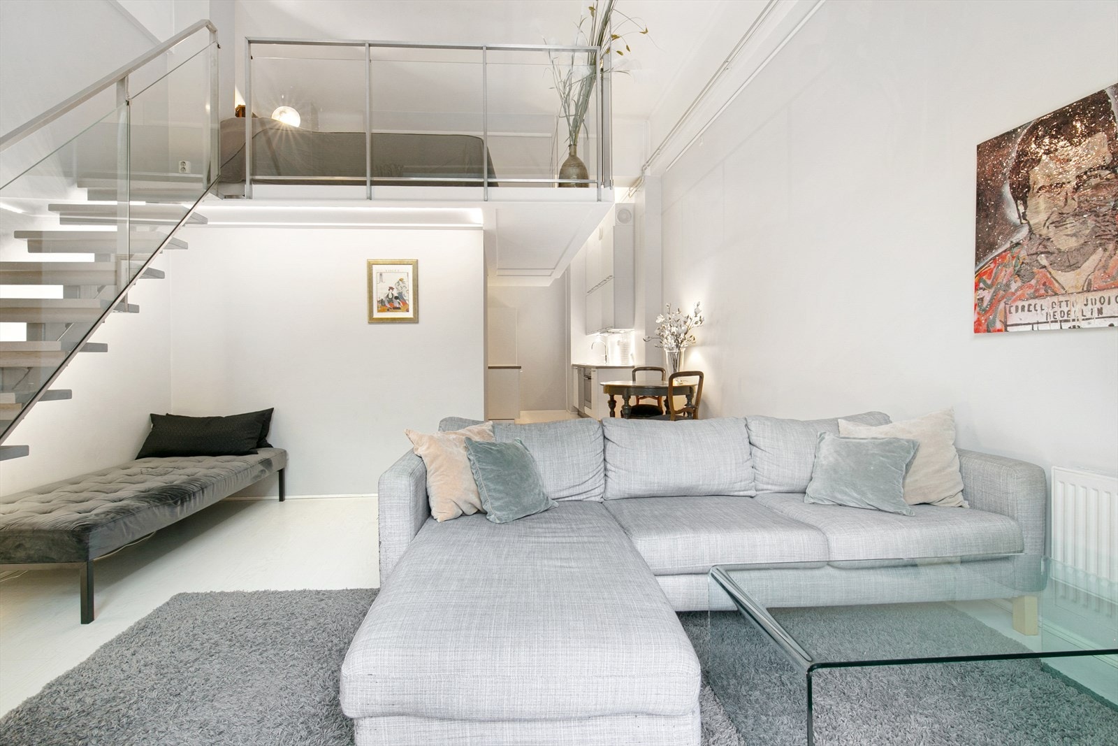 En sann fornøyelse å få lov til å presentere denne innbydende studioleiligheten med opp til 4 m. takhøyde Galleribilde