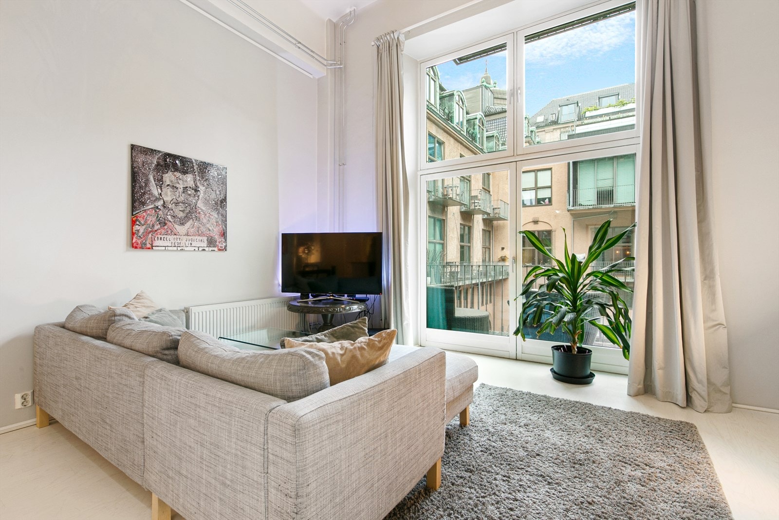 Store doble glassdører leder ut til balkongen Galleribilde