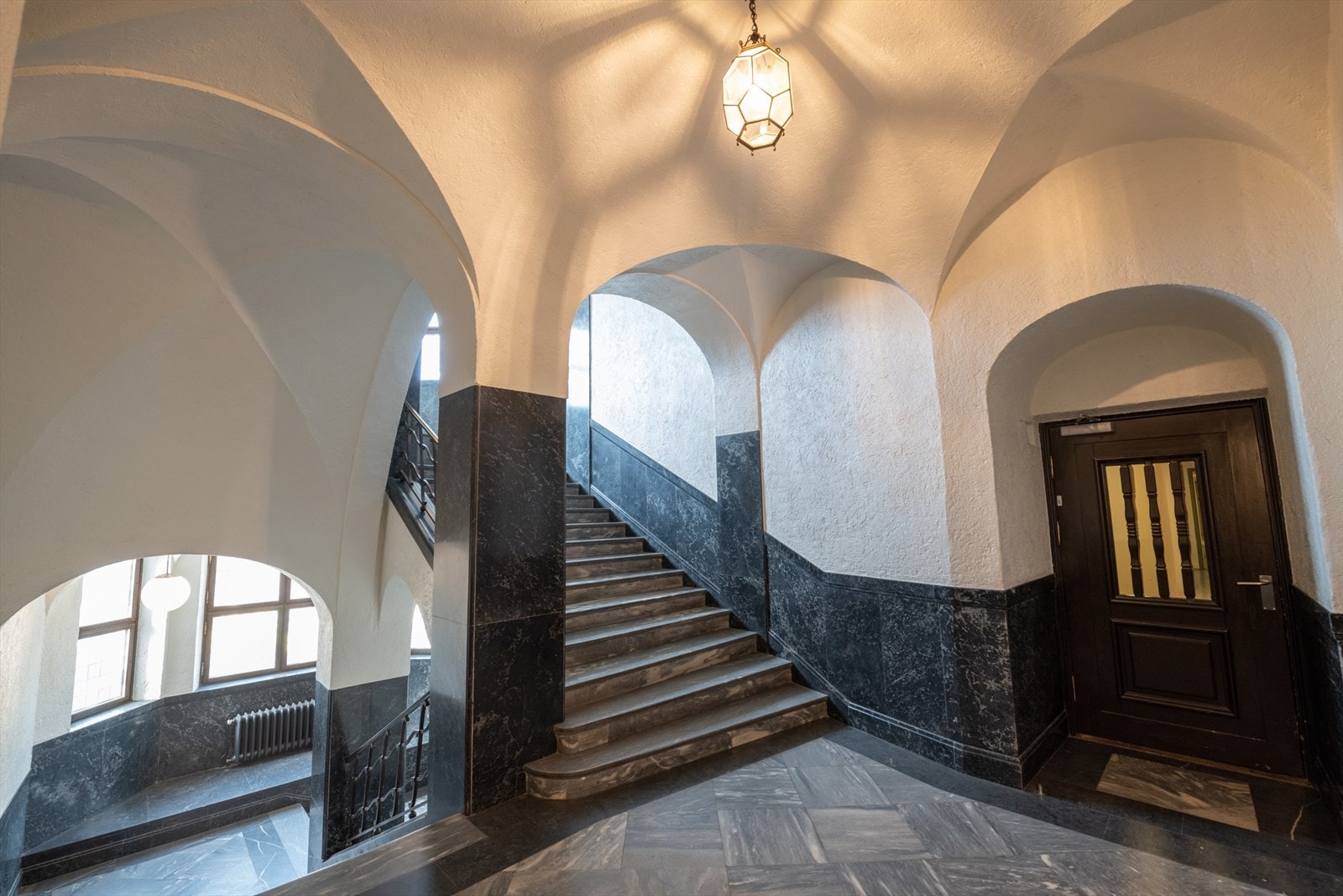 Nydelig trappeløp -og repos i det ærverdige bygget. Merk spesielt himlingen og vinduene Galleribilde
