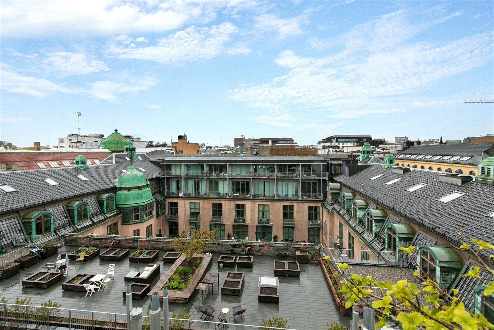 Terrassen i 5.etasje skal bli en frodig parsellhage. Har du grønne fingre eller savner jord mellom fingrene? Galleribilde