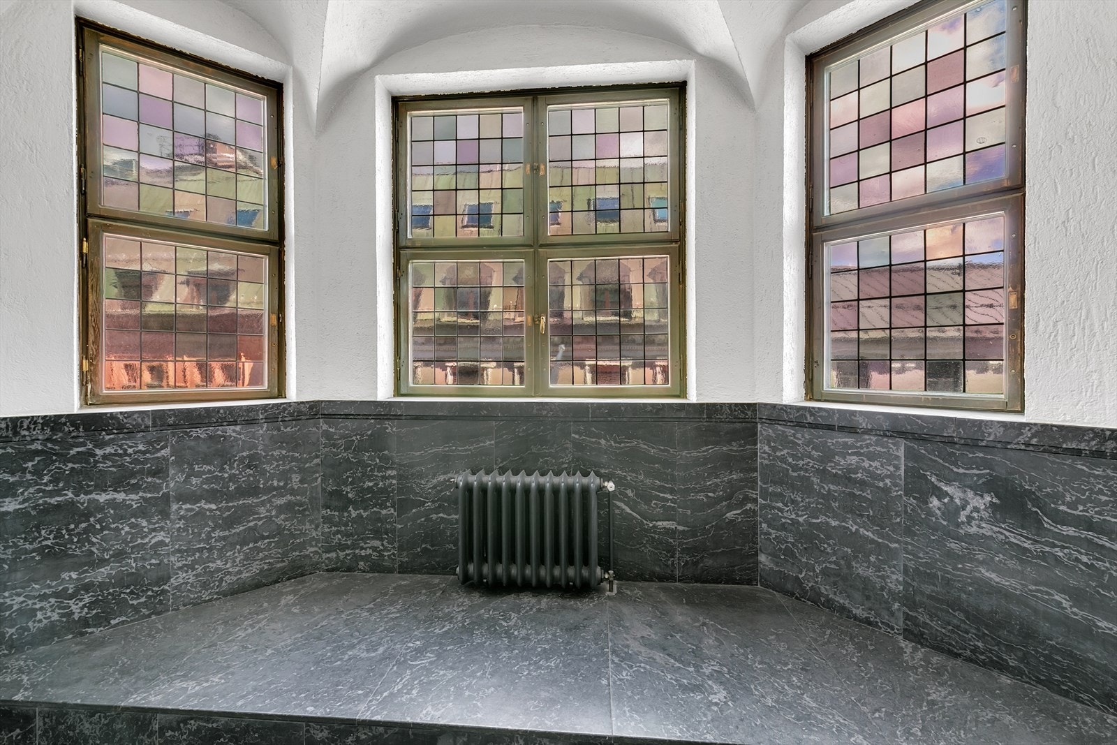 Unikt oppgangsparti med flerfargede blyglass innfattede vinduer Galleribilde