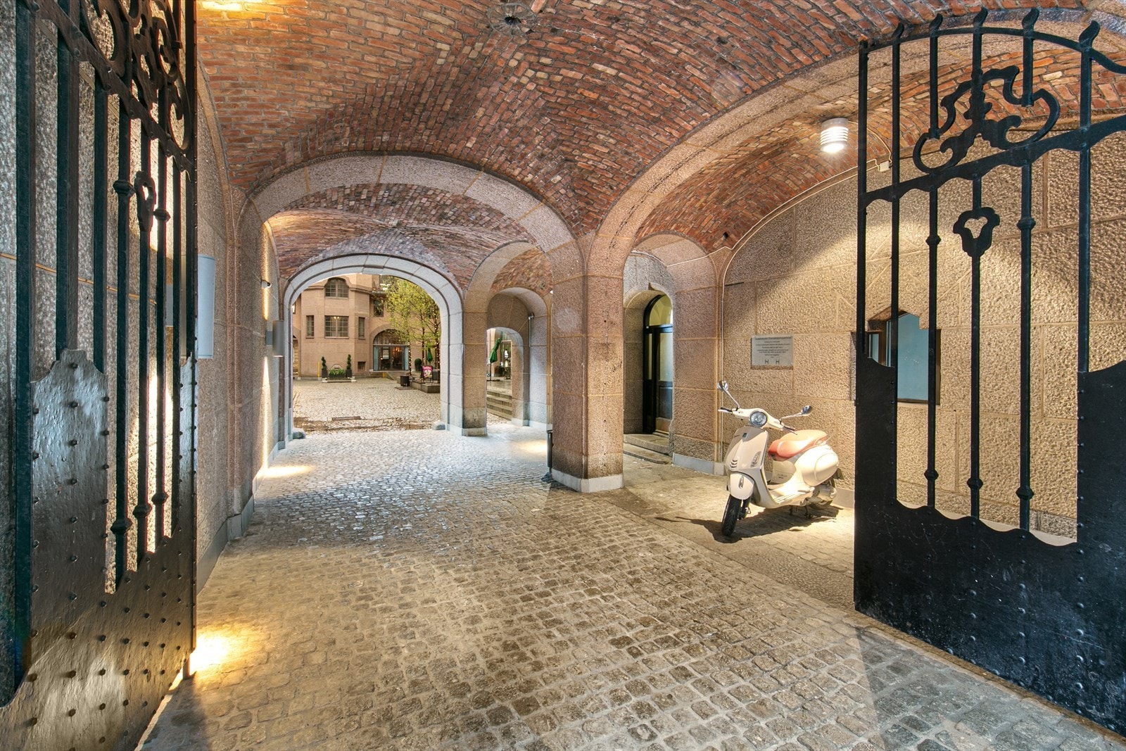 Prinsens gate 8 - Majestetiske søyle -og bueganger rammer inn den vakre bygningen, som på slutten av forrige århundre var hovedpostkontor Galleribilde