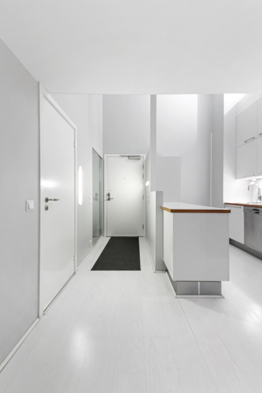 Garderobe med frostet glassdør v/inngangsdør samt stort vaskerom/bod vegg-i-vegg med garderoben Galleribilde