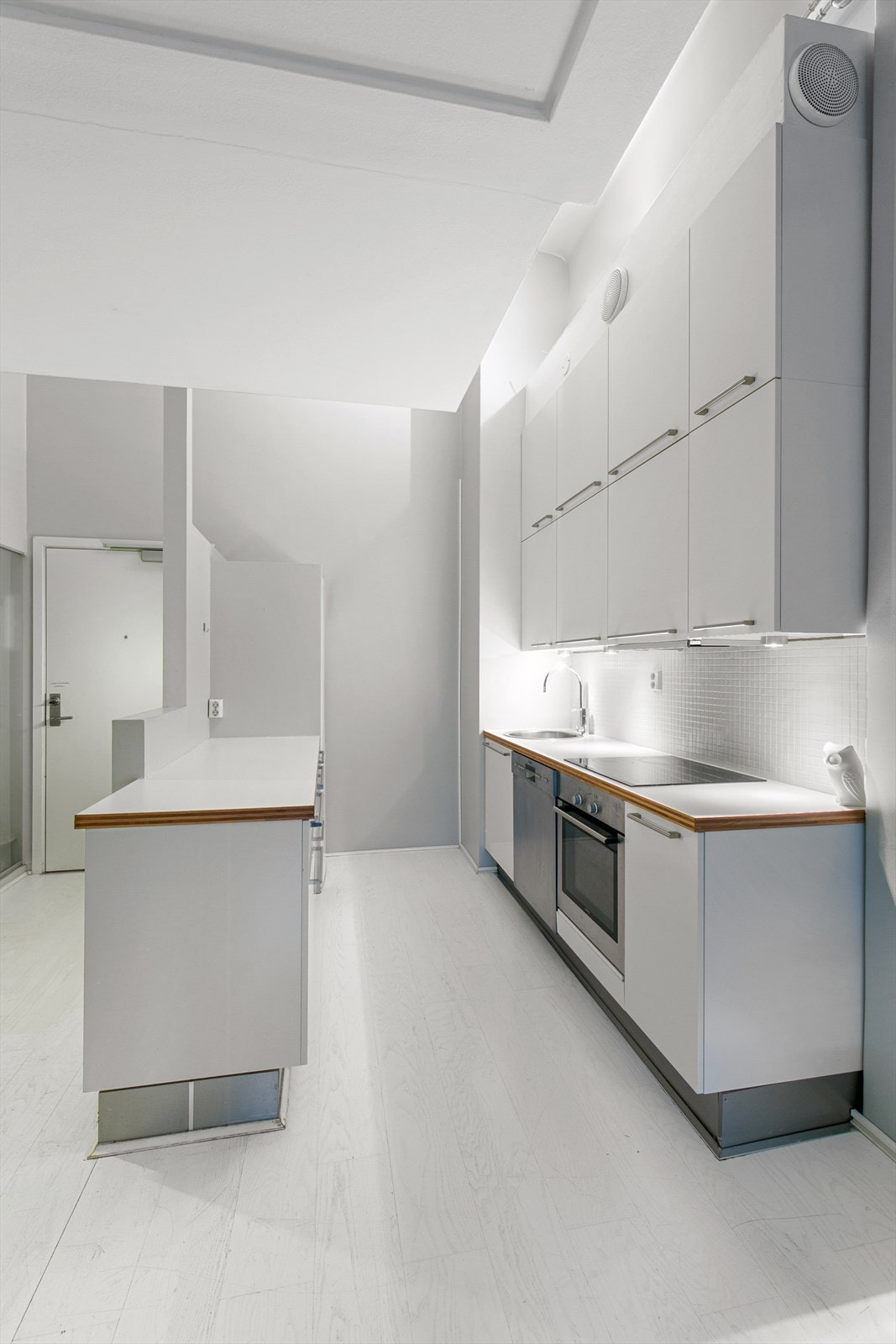 Kjøkkeninnredning med hvite fronter Galleribilde