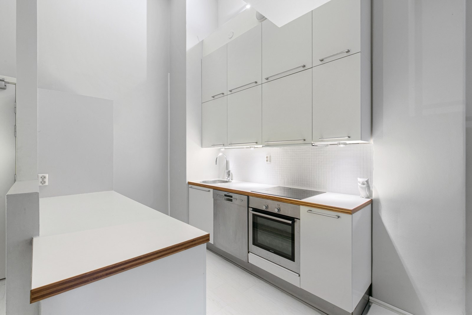 Stramme linjer og mye lagringsplass på kjøkkenet. Funksjonell, moderne og praktisk løsning Galleribilde