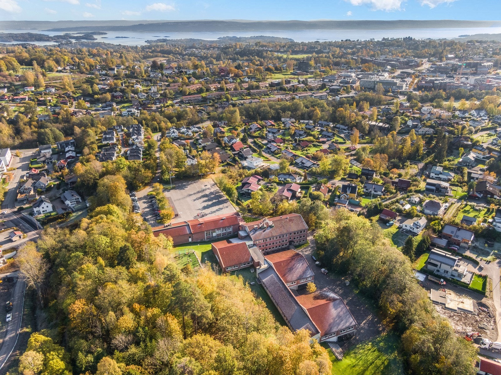 Solvang ungdomsskole ligger kun ca. 1,3 km. fra eiendommen. Galleribilde