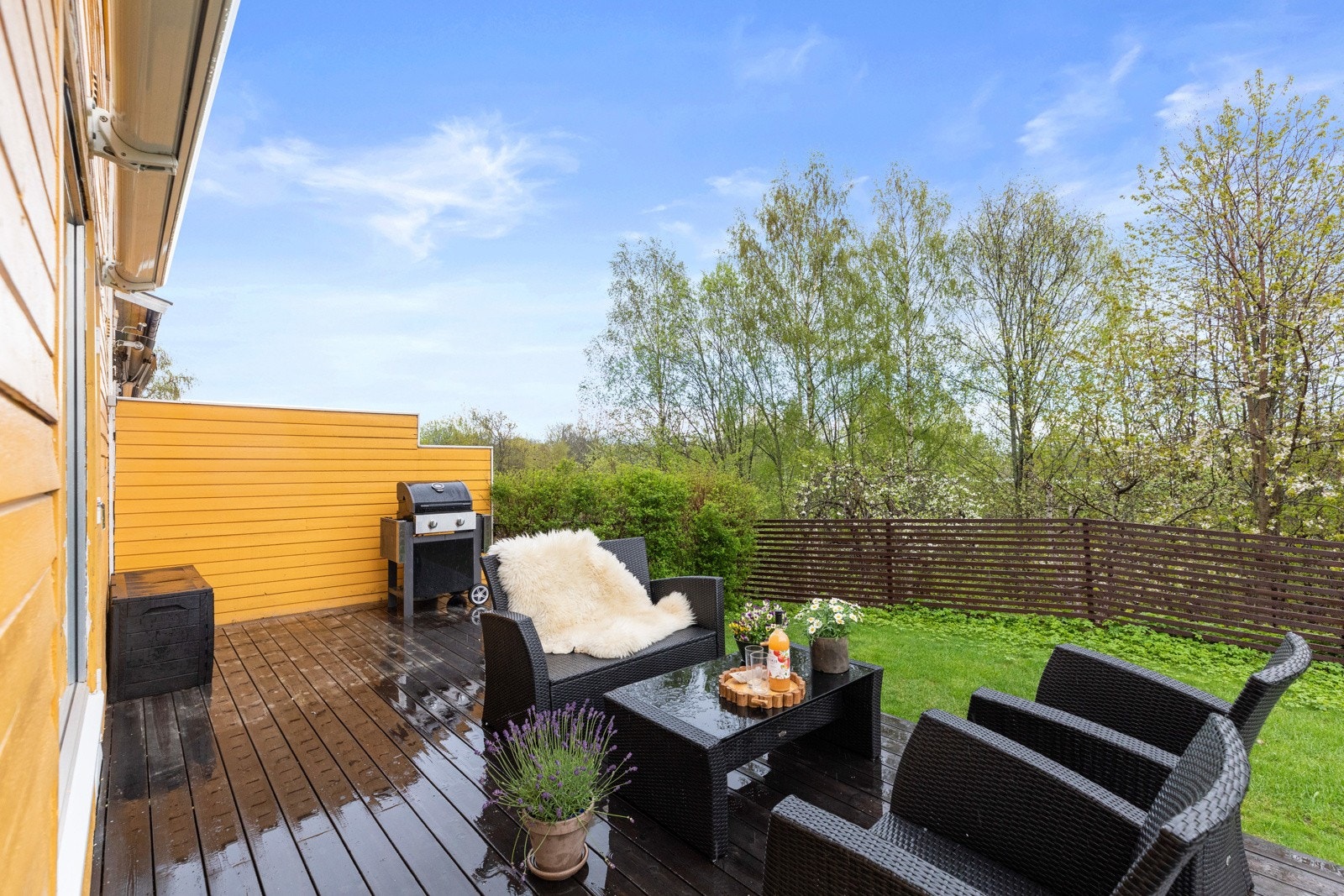 Fra stuen er det utgang til en solrik terrasse på ca. 25 kvm. Uteområdene grenser mot marka. Galleribilde