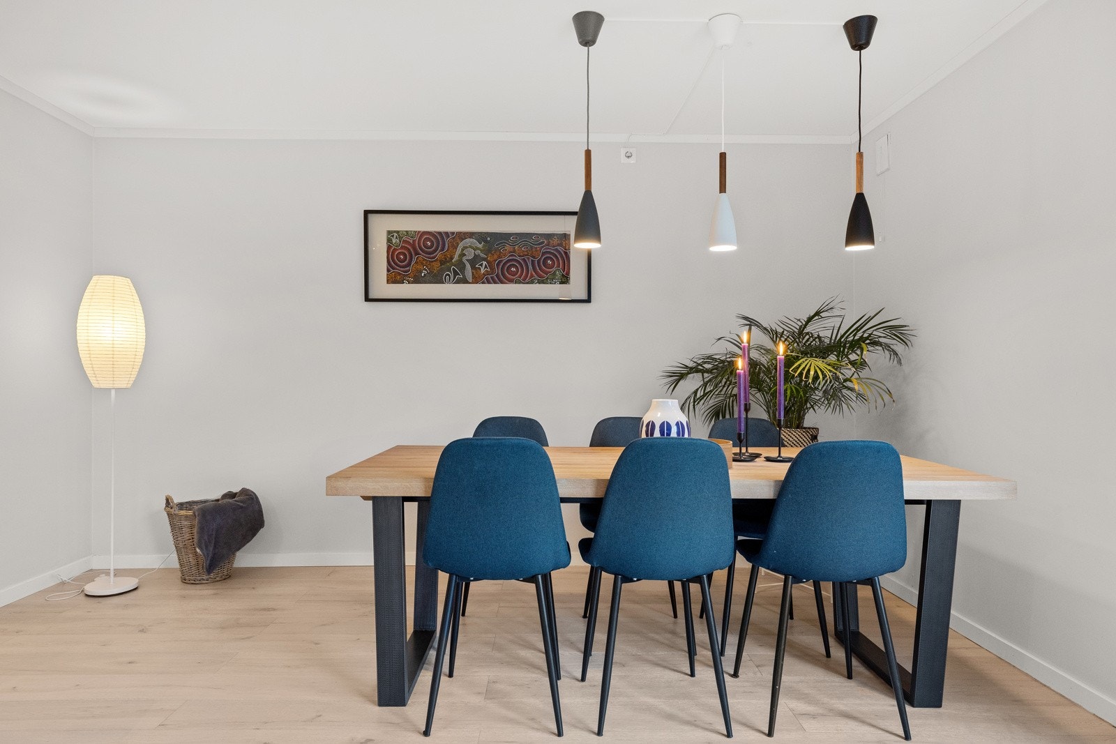 I stuen er det god plass for både spisebord og sofagruppe. Galleribilde