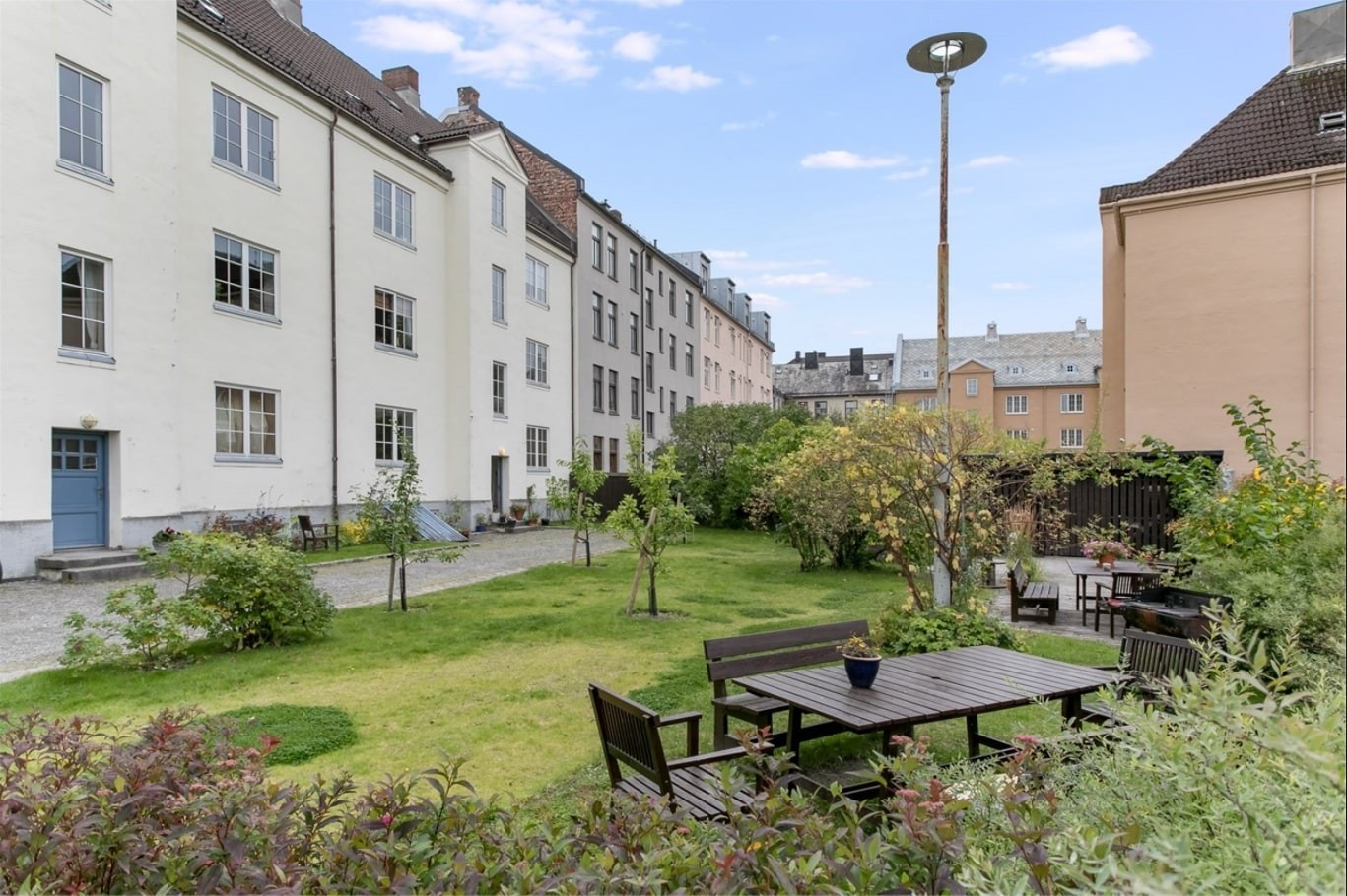 Lademoen er stille og rolig, urban og fremadstormende, selv om Solsiden kun ligger innen 5 min gange, og her finner man alt fra dagligvare (søndagsåpent), klesbutikker, apotek, bakeri, treningssenter, vinmonopol, restauranter og uteliv på kveldstid. Galleribilde