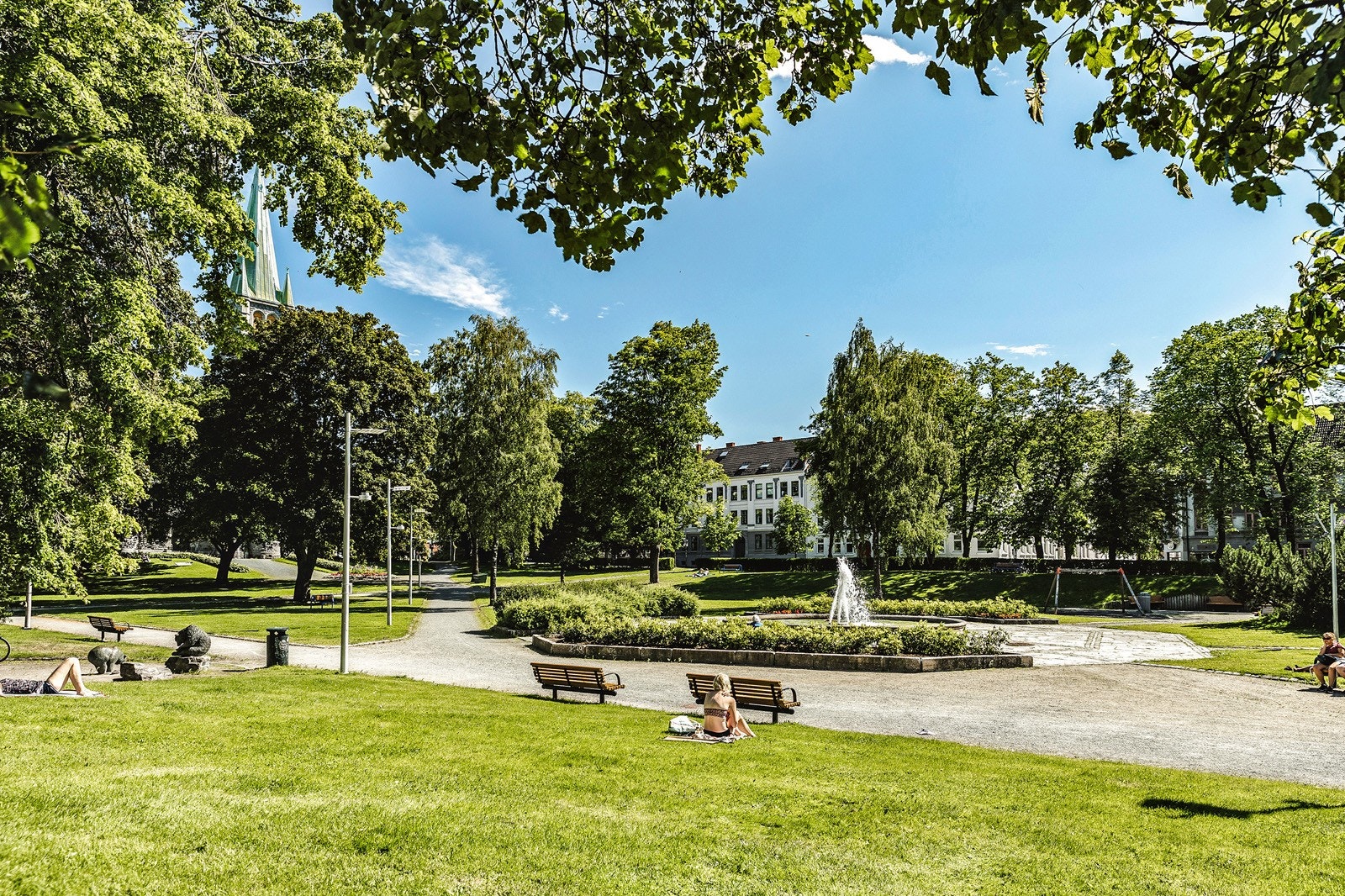 Leiligheten ligger 50 meter fra Lademoparken, som fungerer som en “hage i byen” vår, sommer og høst. Dette er også et viktig kollektiv-knutepunkt med bl.a. flybuss og metrobusslinje 1 og 2. Galleribilde