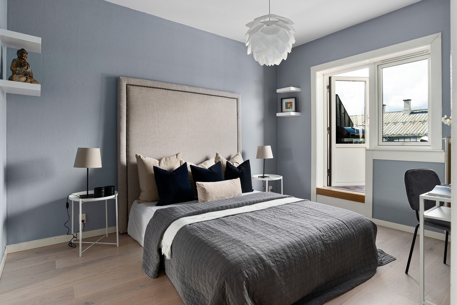 Leiligheten har 2 gode soverom. Begge med plass til dobbeltseng. Dette rommet har utgang til terrassen. Galleribilde