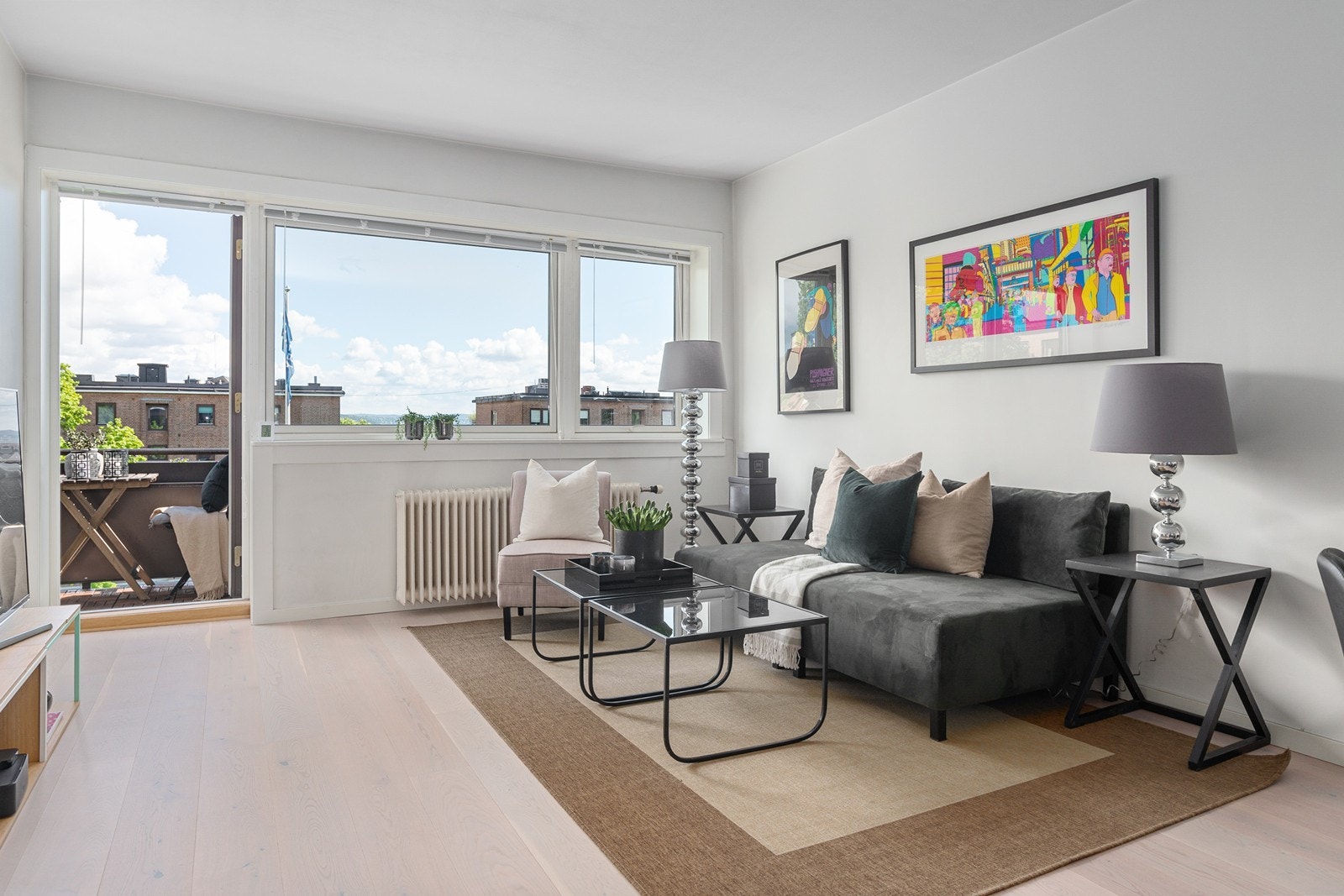 Gode vindusflater gjør leiligheten meget lys og tiltalende. Galleribilde