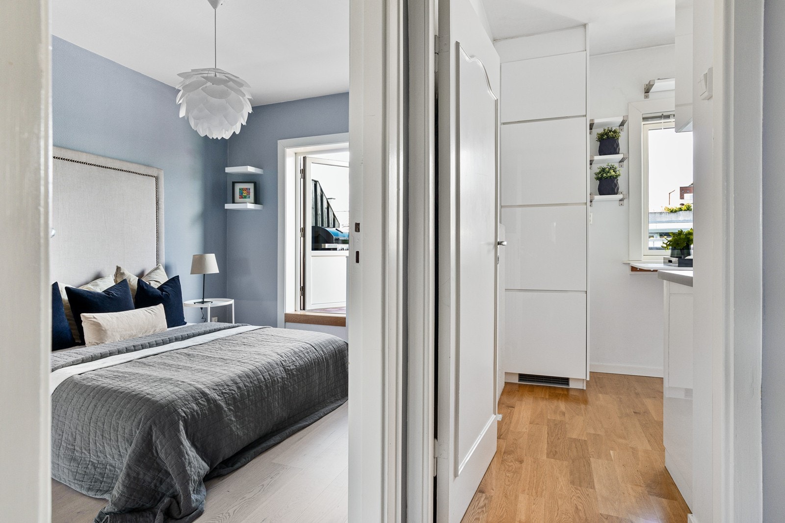 Kort vei fra kjøkkenet og ut på terrassen. Galleribilde