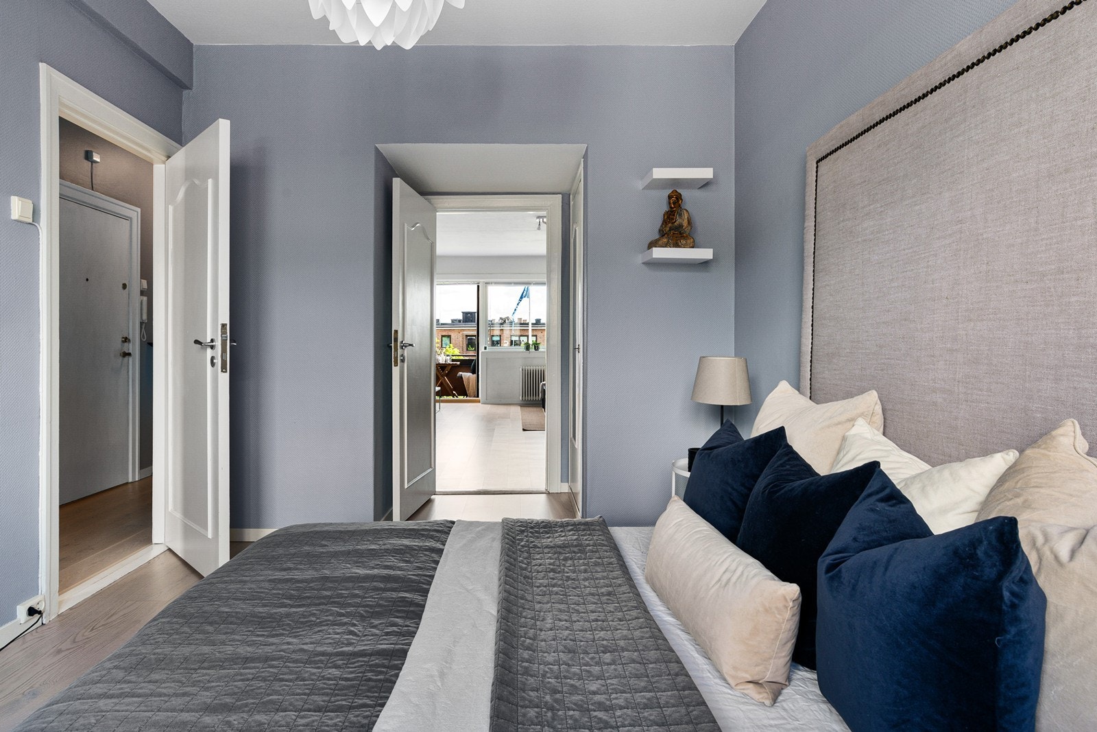 Plassbygd garderobe før inngangen til stuen. Galleribilde