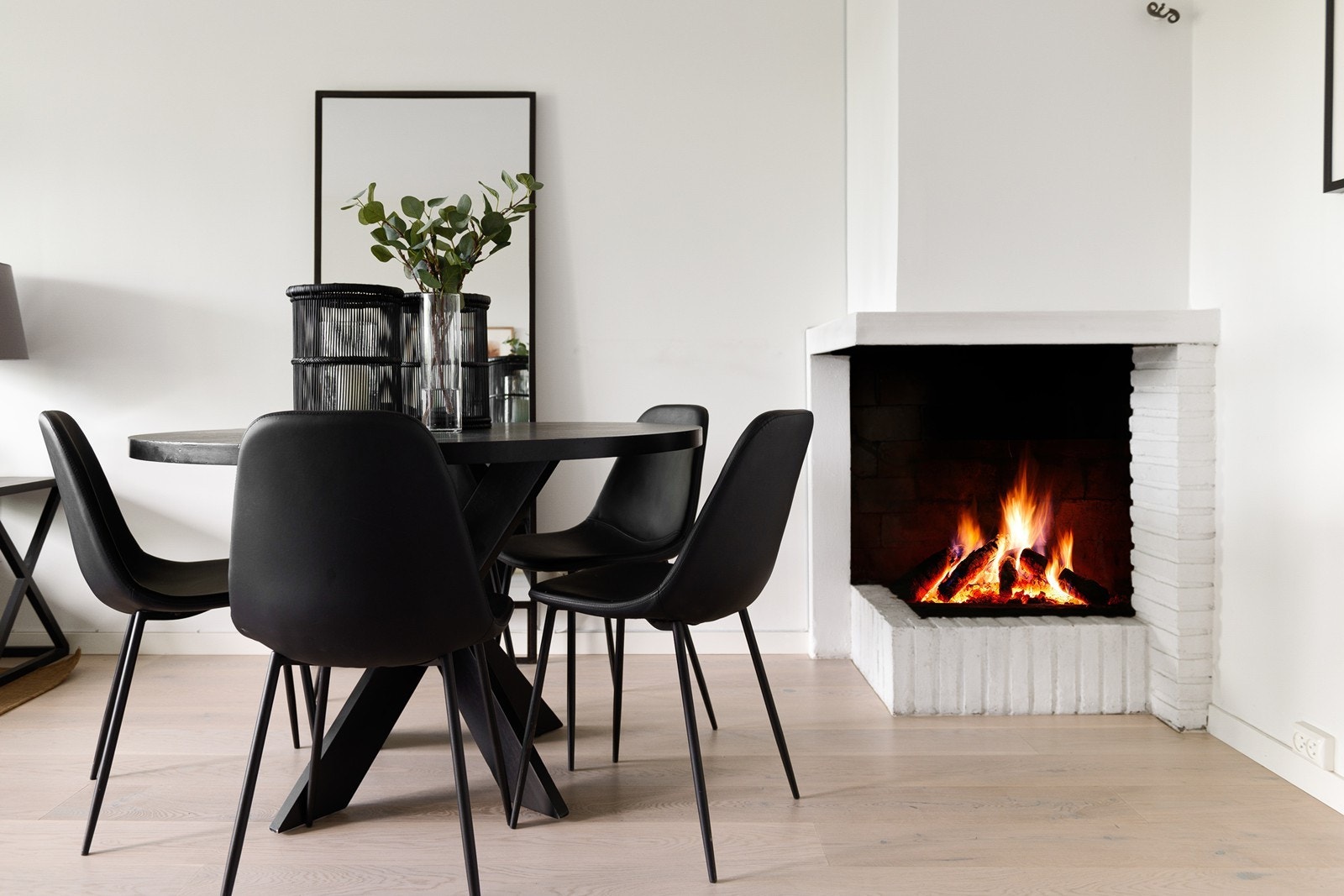 Peis i stuen sørger for god varme og hygge om høsten og vinteren. Galleribilde