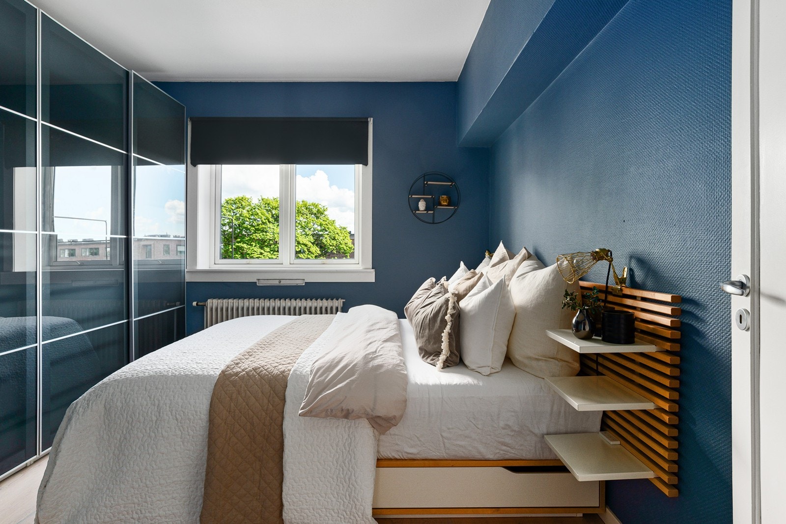 Hovedsoverommet har god plass til dobbeltseng, samt stor skyvedørsgarderobe. Galleribilde