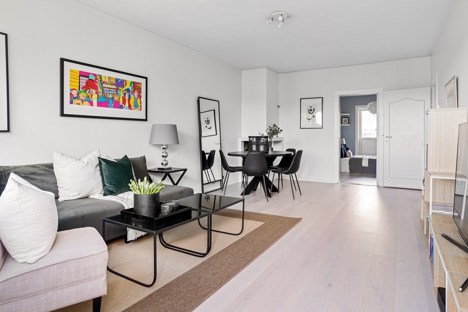 Leiligheten er pent pusset opp med 1-stavs gulv og malte flater i tidløse farger. Stuen er enkel å innrede med plass til sofa, tv-løsning og spisesbord. Galleribilde