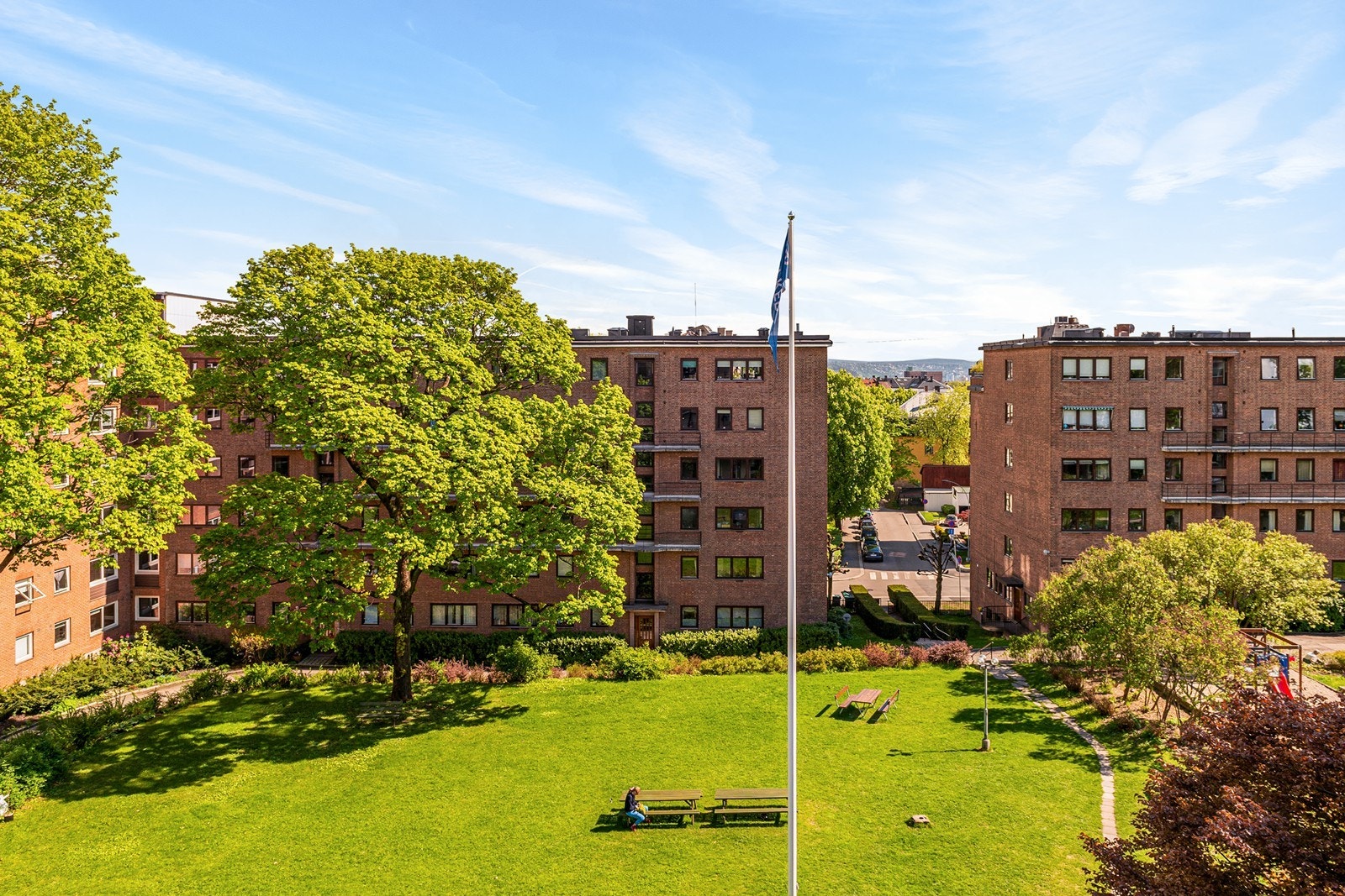 Fra balkongen har man herlig utsyn mot parken som Balkeby omslutter. Galleribilde