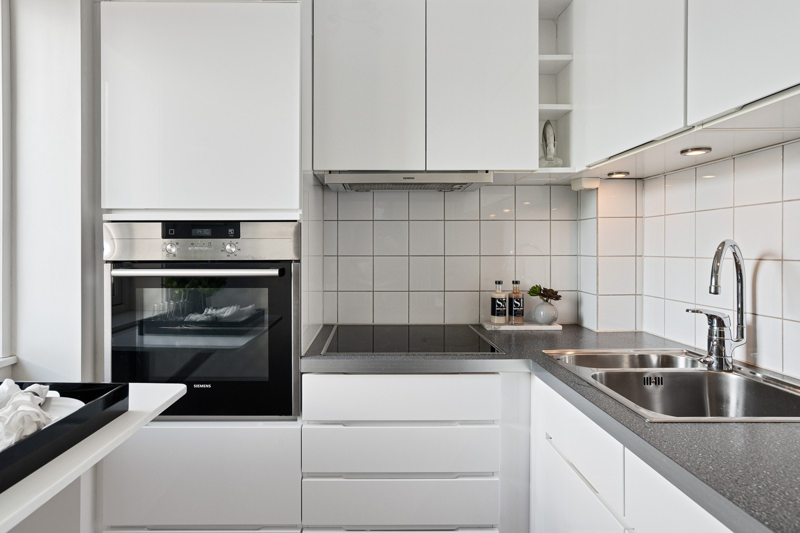 Tidløst og praktisk kjøkken med integrerte hvitevarer. Galleribilde