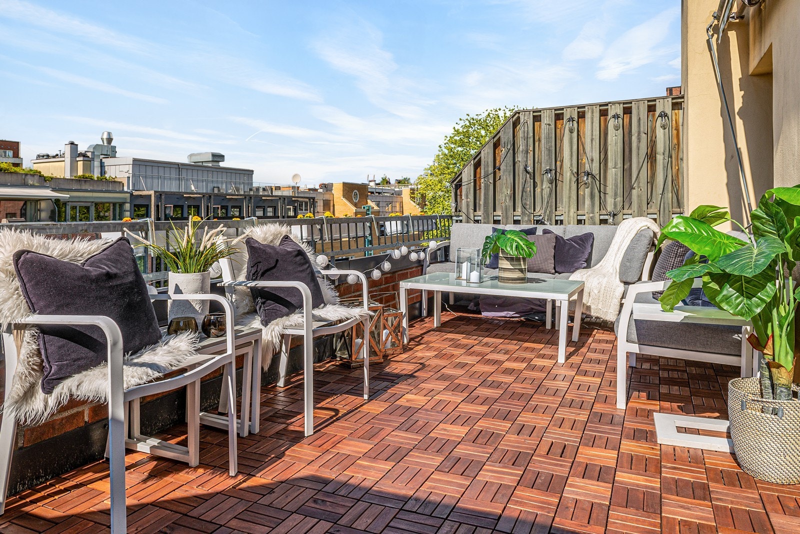 Velkommen til Industrigata 31 B og Balkeby, en meget attraktiv gjennomgående 3-roms toppleilighet med privat terrasse på 15 kvm på ene siden og balkong på 2,5 kvm på den andre siden. Galleribilde